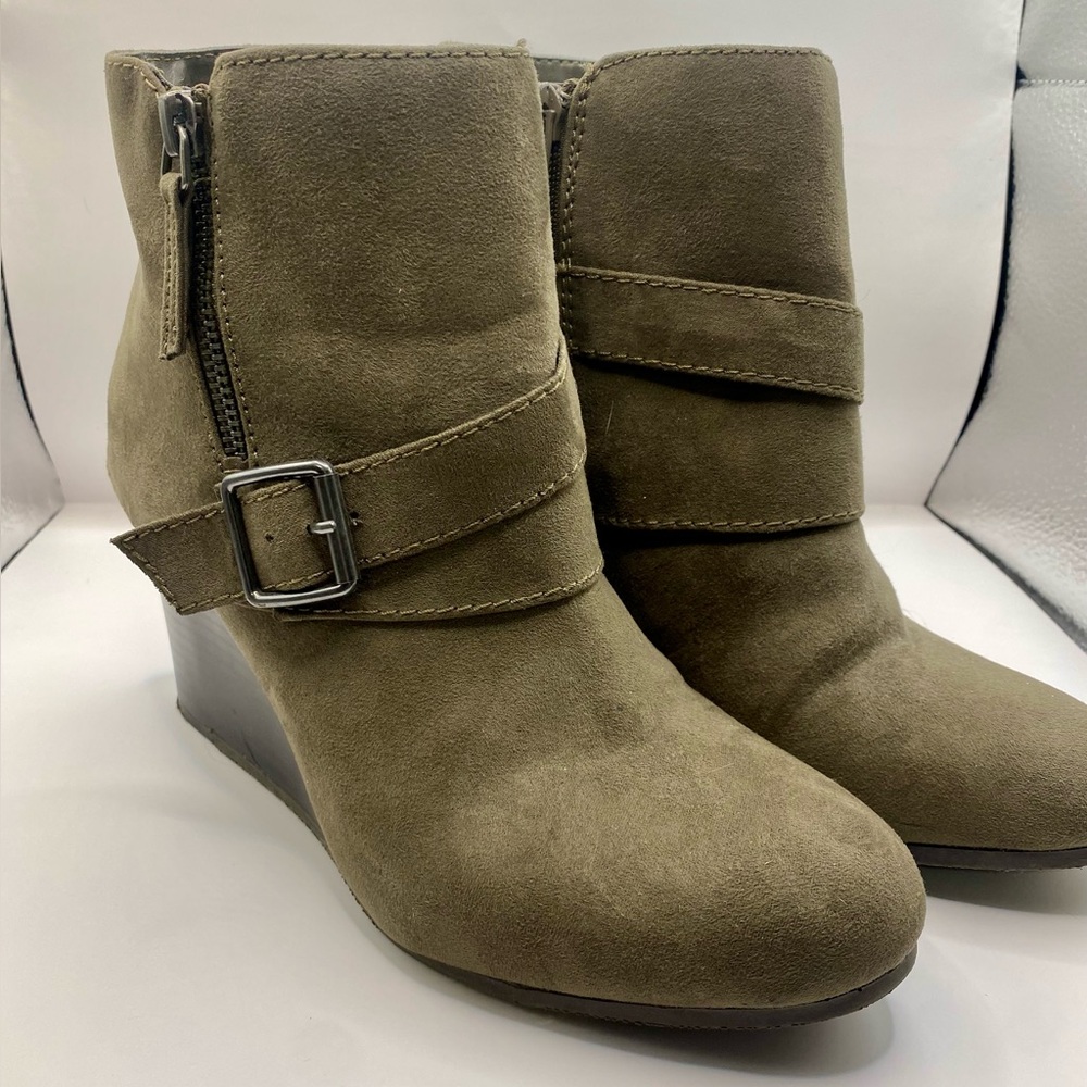 Arizona Jean Company Olive Wedge Boots‎ - Picture 2 of 8